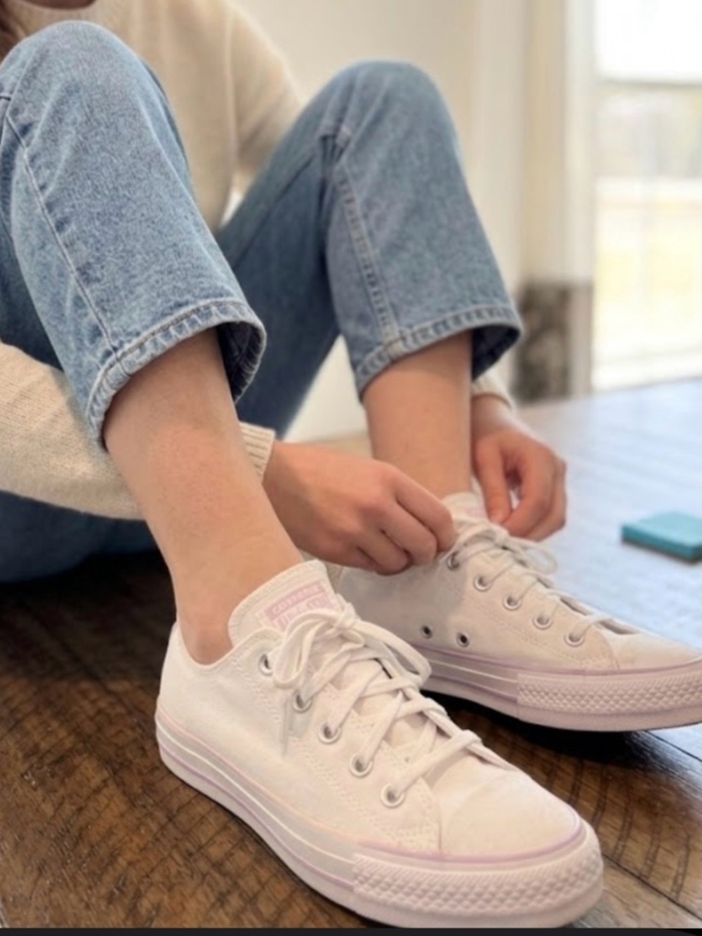 Converse Low-Top Canvas White Sneakers with delicate lines Light purple and gray